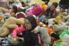 Lluvia de peluches Sporting Santo Domingo. /SN
