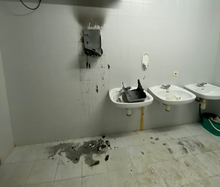 Fotos: &Aacute;greda clama contra el vandalismo: lavabos reventados, cristales rotos o grafitis