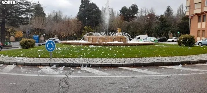 Una gamberrada convierte a la fuente del Espol&oacute;n en una f&aacute;brica de copos... de jab&oacute;n