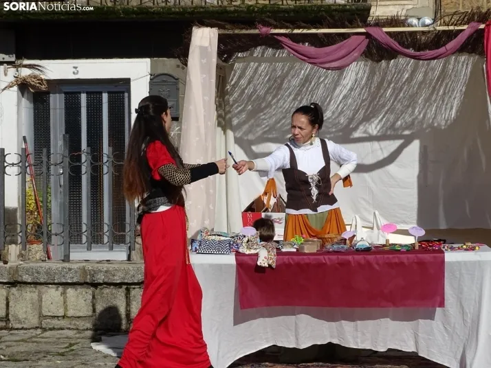 FOTOS | Duruelo 'belenea' y mercadea esta Nochebuena