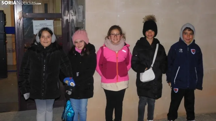 Fotos: la luminaria de Golmayo desaf&iacute;a al fr&iacute;o, reuniendo a m&aacute;s de un centenar de persona