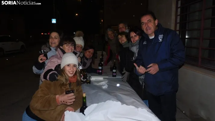Fotos: la luminaria de Golmayo desaf&iacute;a al fr&iacute;o, reuniendo a m&aacute;s de un centenar de persona