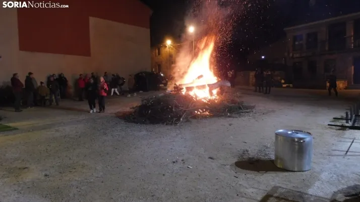Fotos: la luminaria de Golmayo desaf&iacute;a al fr&iacute;o, reuniendo a m&aacute;s de un centenar de persona