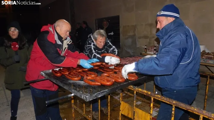 Fotos: la luminaria de Golmayo desaf&iacute;a al fr&iacute;o, reuniendo a m&aacute;s de un centenar de persona