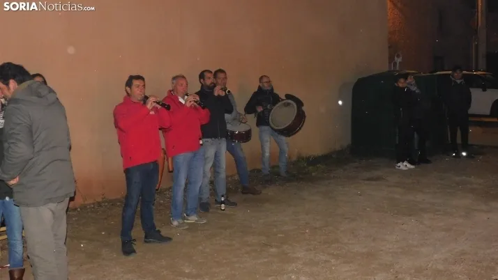 Fotos: la luminaria de Golmayo desaf&iacute;a al fr&iacute;o, reuniendo a m&aacute;s de un centenar de persona