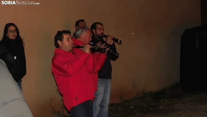 Fotos: la luminaria de Golmayo desaf&iacute;a al fr&iacute;o, reuniendo a m&aacute;s de un centenar de persona