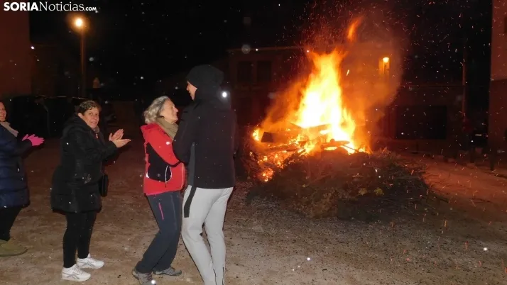 Fotos: la luminaria de Golmayo desaf&iacute;a al fr&iacute;o, reuniendo a m&aacute;s de un centenar de persona