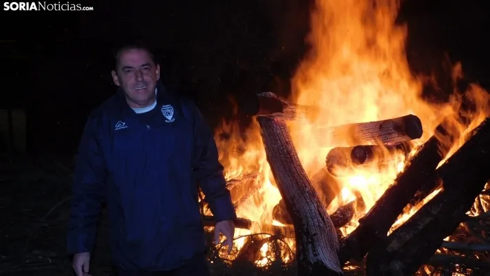 Fotos: la luminaria de Golmayo desaf&iacute;a al fr&iacute;o, reuniendo a m&aacute;s de un centenar de persona