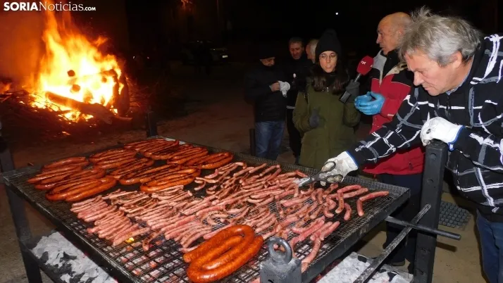 Fotos: la luminaria de Golmayo desaf&iacute;a al fr&iacute;o, reuniendo a m&aacute;s de un centenar de persona