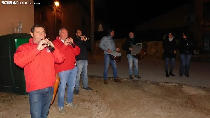 Fotos: la luminaria de Golmayo desaf&iacute;a al fr&iacute;o, reuniendo a m&aacute;s de un centenar de persona