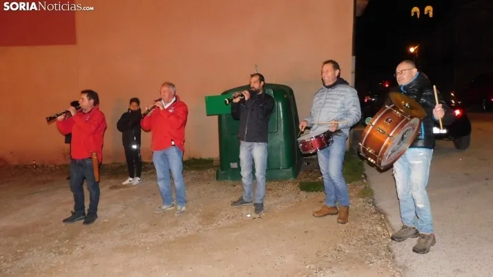 Fotos: la luminaria de Golmayo desaf&iacute;a al fr&iacute;o, reuniendo a m&aacute;s de un centenar de persona