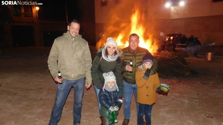 Fotos: la luminaria de Golmayo desaf&iacute;a al fr&iacute;o, reuniendo a m&aacute;s de un centenar de persona
