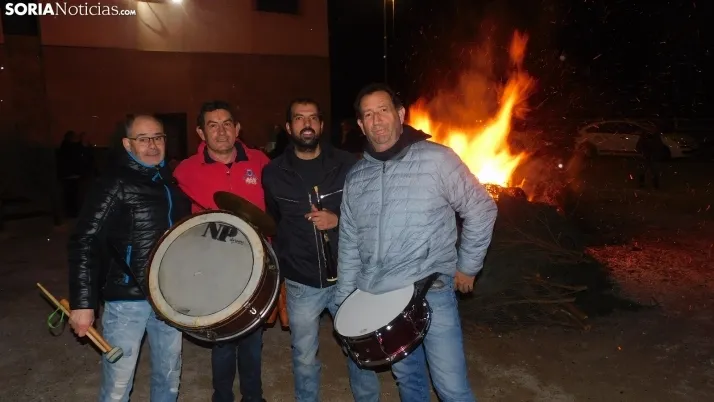 Fotos: la luminaria de Golmayo desaf&iacute;a al fr&iacute;o, reuniendo a m&aacute;s de un centenar de persona