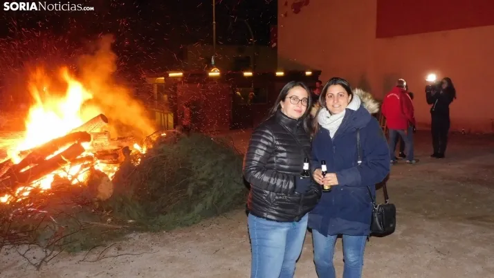 Fotos: la luminaria de Golmayo desaf&iacute;a al fr&iacute;o, reuniendo a m&aacute;s de un centenar de persona