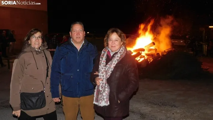 Fotos: la luminaria de Golmayo desaf&iacute;a al fr&iacute;o, reuniendo a m&aacute;s de un centenar de persona