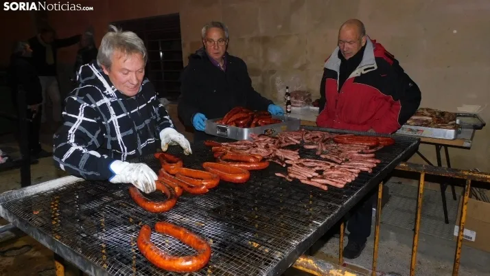 Fotos: la luminaria de Golmayo desaf&iacute;a al fr&iacute;o, reuniendo a m&aacute;s de un centenar de persona
