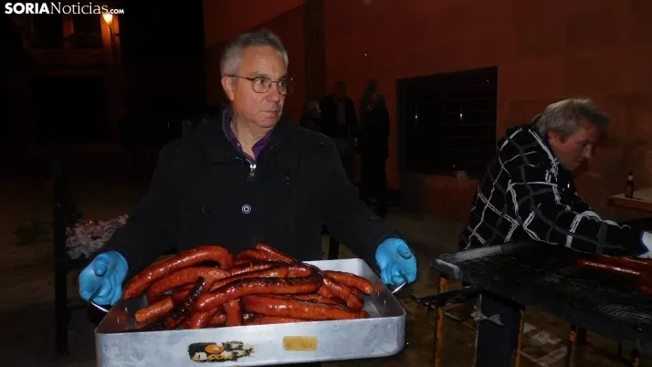 Fotos: la luminaria de Golmayo desaf&iacute;a al fr&iacute;o, reuniendo a m&aacute;s de un centenar de persona