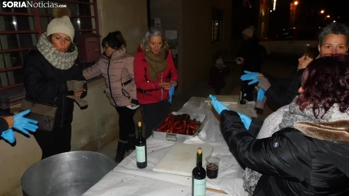 Fotos: la luminaria de Golmayo desaf&iacute;a al fr&iacute;o, reuniendo a m&aacute;s de un centenar de persona
