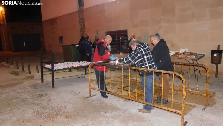 Fotos: la luminaria de Golmayo desaf&iacute;a al fr&iacute;o, reuniendo a m&aacute;s de un centenar de persona