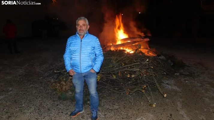 Fotos: la luminaria de Golmayo desaf&iacute;a al fr&iacute;o, reuniendo a m&aacute;s de un centenar de persona