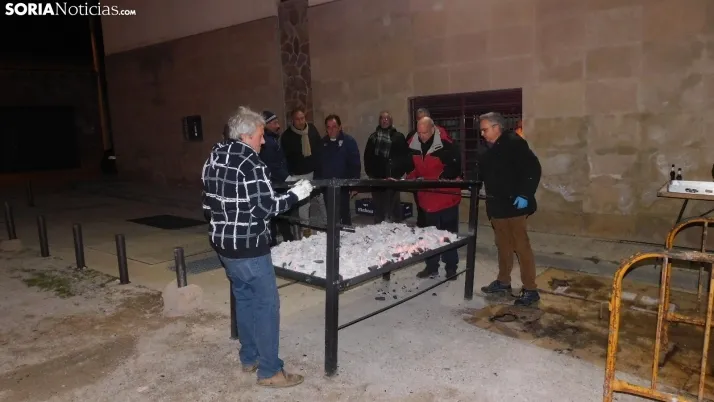 Fotos: la luminaria de Golmayo desaf&iacute;a al fr&iacute;o, reuniendo a m&aacute;s de un centenar de persona