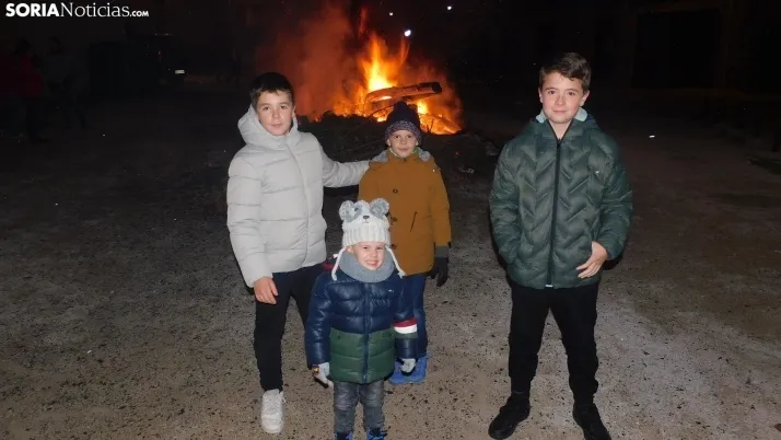 Fotos: la luminaria de Golmayo desaf&iacute;a al fr&iacute;o, reuniendo a m&aacute;s de un centenar de persona