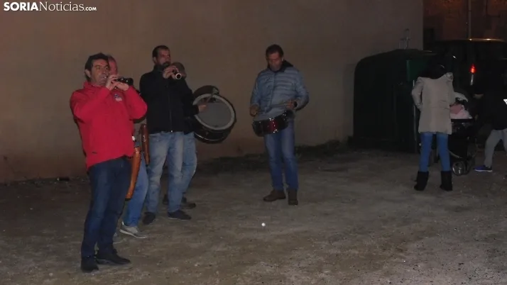 Fotos: la luminaria de Golmayo desaf&iacute;a al fr&iacute;o, reuniendo a m&aacute;s de un centenar de persona