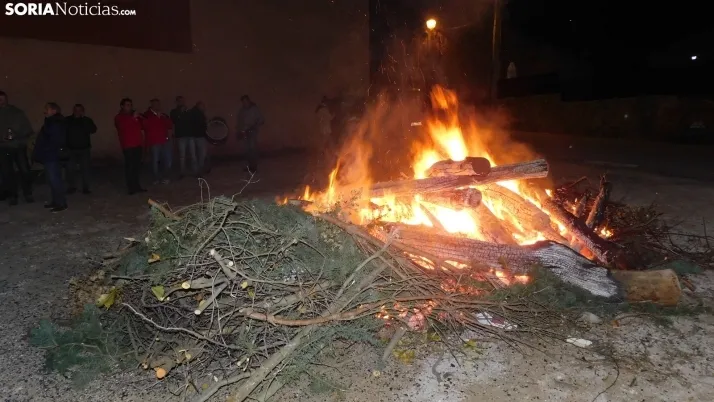 Fotos: la luminaria de Golmayo desaf&iacute;a al fr&iacute;o, reuniendo a m&aacute;s de un centenar de persona