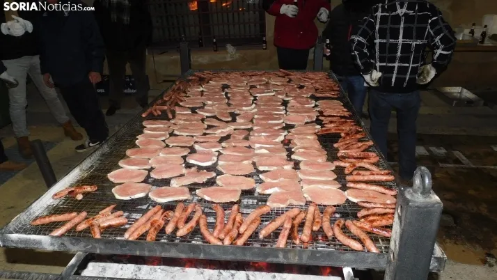 Fotos: la luminaria de Golmayo desaf&iacute;a al fr&iacute;o, reuniendo a m&aacute;s de un centenar de persona