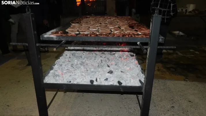 Fotos: la luminaria de Golmayo desaf&iacute;a al fr&iacute;o, reuniendo a m&aacute;s de un centenar de persona