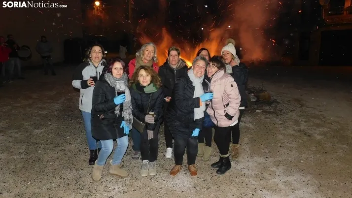 Fotos: la luminaria de Golmayo desaf&iacute;a al fr&iacute;o, reuniendo a m&aacute;s de un centenar de persona