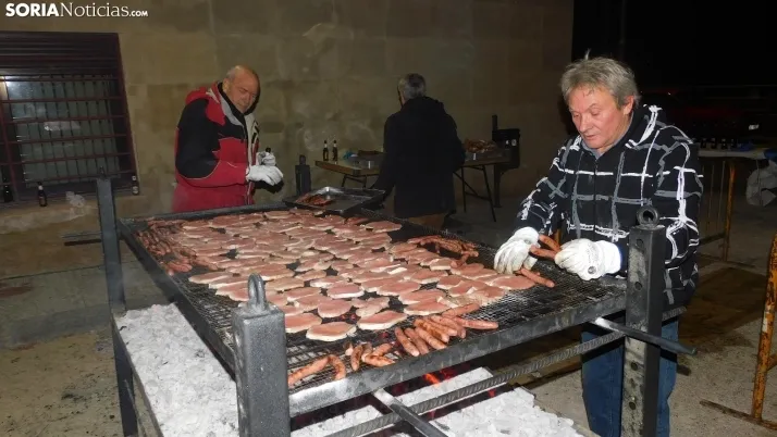 Fotos: la luminaria de Golmayo desaf&iacute;a al fr&iacute;o, reuniendo a m&aacute;s de un centenar de persona