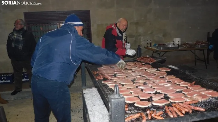 Fotos: la luminaria de Golmayo desaf&iacute;a al fr&iacute;o, reuniendo a m&aacute;s de un centenar de persona