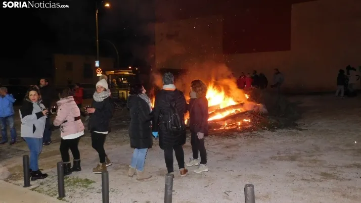 Fotos: la luminaria de Golmayo desaf&iacute;a al fr&iacute;o, reuniendo a m&aacute;s de un centenar de persona
