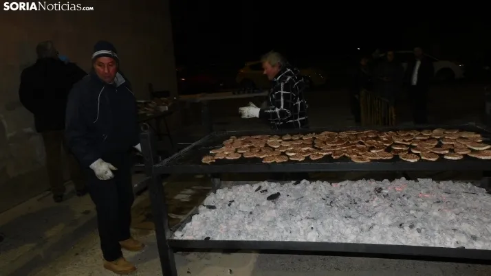 Fotos: la luminaria de Golmayo desaf&iacute;a al fr&iacute;o, reuniendo a m&aacute;s de un centenar de persona