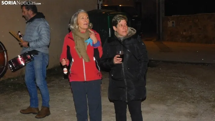 Fotos: la luminaria de Golmayo desaf&iacute;a al fr&iacute;o, reuniendo a m&aacute;s de un centenar de persona