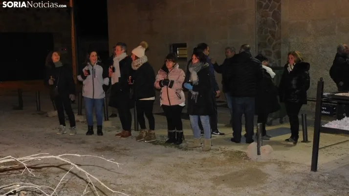 Fotos: la luminaria de Golmayo desaf&iacute;a al fr&iacute;o, reuniendo a m&aacute;s de un centenar de persona