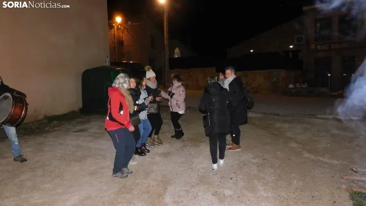 Fotos: la luminaria de Golmayo desaf&iacute;a al fr&iacute;o, reuniendo a m&aacute;s de un centenar de persona