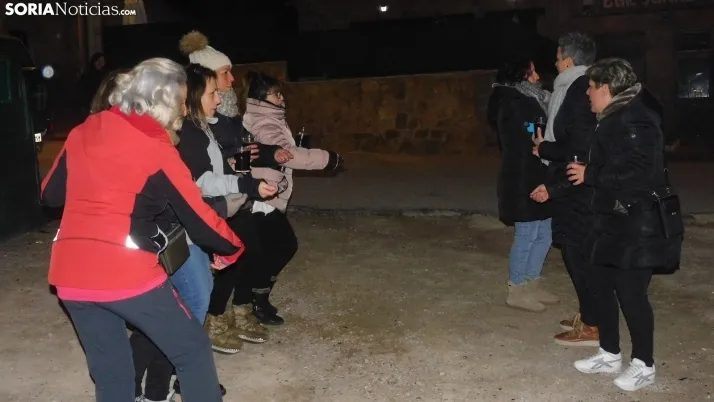 Fotos: la luminaria de Golmayo desaf&iacute;a al fr&iacute;o, reuniendo a m&aacute;s de un centenar de persona