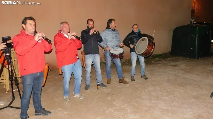 Fotos: la luminaria de Golmayo desaf&iacute;a al fr&iacute;o, reuniendo a m&aacute;s de un centenar de persona