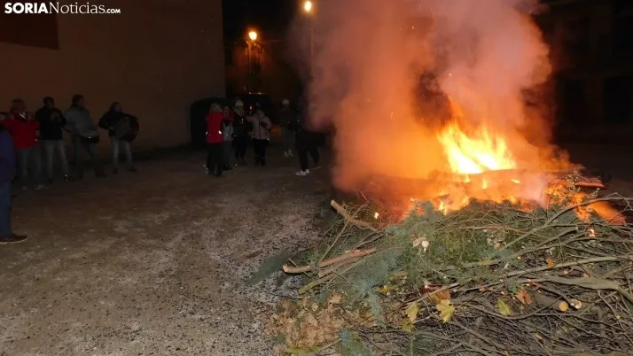 Fotos: la luminaria de Golmayo desaf&iacute;a al fr&iacute;o, reuniendo a m&aacute;s de un centenar de persona