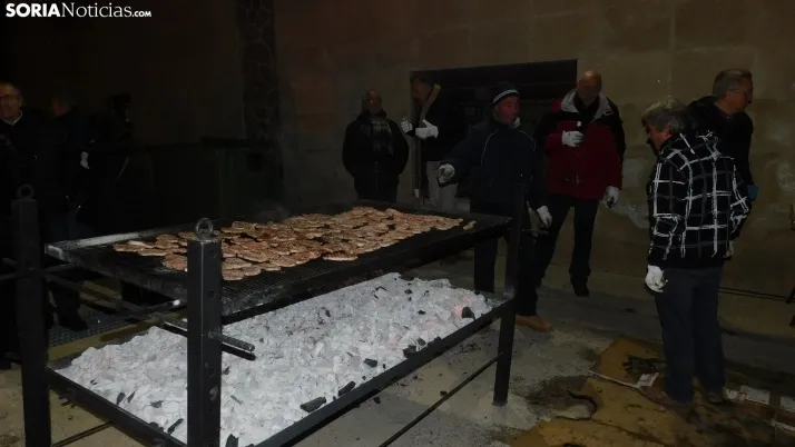 Fotos: la luminaria de Golmayo desaf&iacute;a al fr&iacute;o, reuniendo a m&aacute;s de un centenar de persona