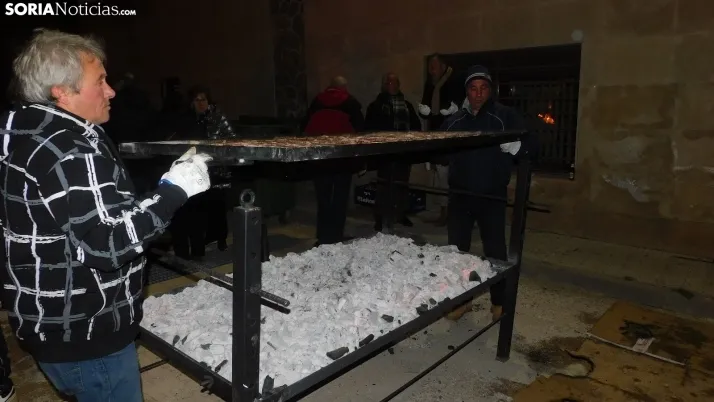 Fotos: la luminaria de Golmayo desaf&iacute;a al fr&iacute;o, reuniendo a m&aacute;s de un centenar de persona