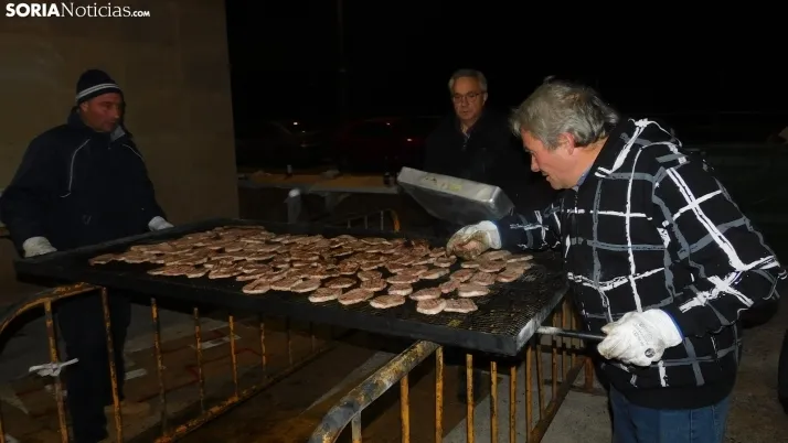 Fotos: la luminaria de Golmayo desaf&iacute;a al fr&iacute;o, reuniendo a m&aacute;s de un centenar de persona