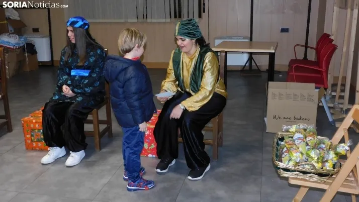 Fotos: los Pajes de los Reyes Magos reciben a decenas de ni&ntilde;os en Golmayo