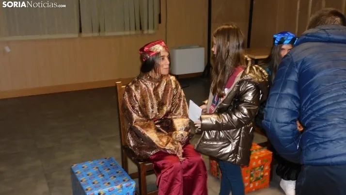 Fotos: los Pajes de los Reyes Magos reciben a decenas de ni&ntilde;os en Golmayo