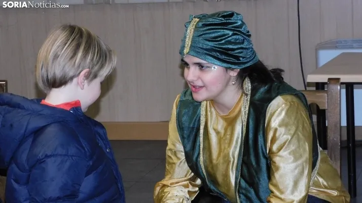Fotos: los Pajes de los Reyes Magos reciben a decenas de ni&ntilde;os en Golmayo