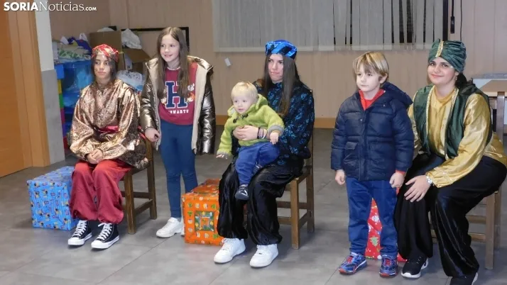 Fotos: los Pajes de los Reyes Magos reciben a decenas de ni&ntilde;os en Golmayo