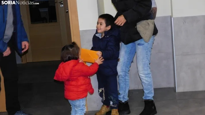 Fotos: los Pajes de los Reyes Magos reciben a decenas de ni&ntilde;os en Golmayo