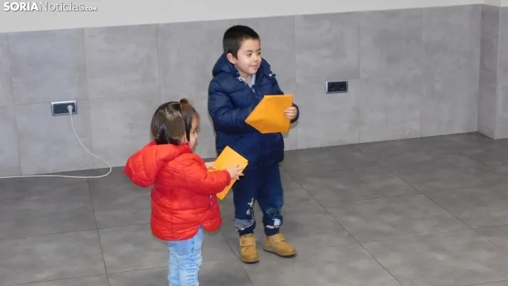 Fotos: los Pajes de los Reyes Magos reciben a decenas de ni&ntilde;os en Golmayo